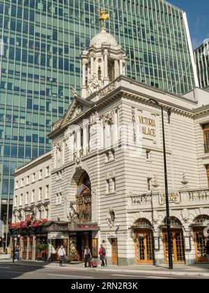 Victoria Palace, Victoria Street, London - England. Das Victoria Palace Theatre ist ein West End Theater gegenüber der Victoria Station in der Stadt Wes Stockfoto