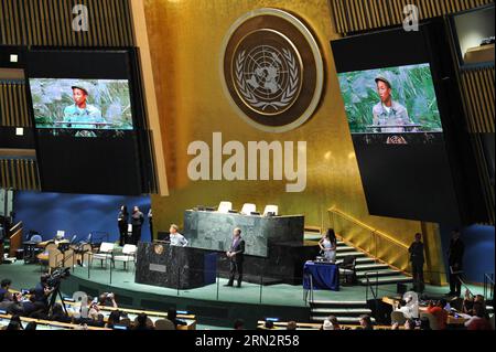 New York, 20. März 2015 -- Sänger Pharrell Williams spricht während einer Veranstaltung anlässlich des Internationalen Tages des Glücks im UN-Hauptquartier in New York am 20. März 2015. Der Grammy-Gewinner Pharrell Williams feierte am Freitag den Internationalen Tag des Glücks bei den Vereinten Nationen, wobei der Schwerpunkt darauf lag, junge Menschen anzusprechen und sie dazu zu bewegen, Maßnahmen gegen den Klimawandel zu ergreifen. )(lyi) UN-NEW YORK-INTERNATIONAL DAY OF HAPPINESS-PHARRELL WILLIAMS NiuxXiaolei PUBLICATIONxNOTxINxCHN New York 20. März 2015 Sänger Pharrell Williams spricht während der Veranstaltung anlässlich des International da Stockfoto