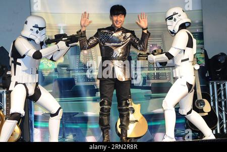 (150321) -- TAIPEH, 21. März 2015 () -- der singapurische Sänger JJ Lin spielt Spiele während seiner Geburtstagsparty in Taipeh, Taiwan im Südosten Chinas, 21. März 2015. () (zwx) CHINA-TAIPEI-JJ LIN-BIRTHDAY PARTY(CN) Xinhua PUBLICATIONxNOTxINxCHN TAIPEI 21. März 2015 singapurischer Sänger JJ Lin SPIELT Spiele während seiner Geburtstagsparty in Taipeh Südost China S TAIWAN 21. März 2015 China Taipei JJ Lin Birthday Party CN XINHUA PUBLxCHINN Stockfoto