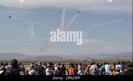 Die Leute beobachten die U.S. Air Force Thunderbirds während der Los Angeles County Air Show am William J Fox Airport in Lancaster, Kalifornien, USA, am 21. März 2015. ) (lrz) U.S.-LOS ANGELES COUNTY AIR SHOW-THUNDERBIRDS ZhaoxHanrong PUBLICATIONxNOTxINxCHN Prominente Sehen Sie sich die U S Air Force Thunderbirds während der Los Angeles County Air Show AM William J Fox Airport in Lancaster California The U S AM 21. März 2015 an, die U S Los Angeles County Air Show Thunderbirds PUBLICATIONxNOTxINxCHN Stockfoto
