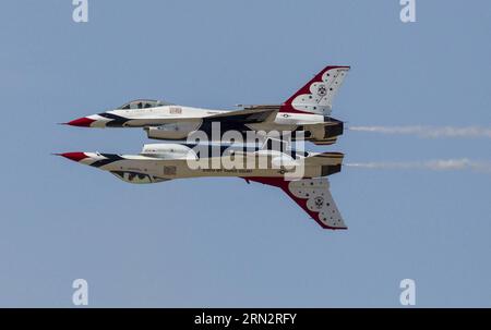Flugzeuge der U.S. Air Force Thunderbirds treten während der Los Angeles County Air Show am William J Fox Airport in Lancaster, Kalifornien, USA, am 21. März 2015 auf. ) (lrz) U.S.-LOS ANGELES COUNTY AIR SHOW-THUNDERBIRDS ZhaoxHanrong PUBLICATIONxNOTxINxCHN Plan of the U S Air Force Thunderbirds treten während der Los Angeles County Air Show AM William J Fox Airport in Lancaster California The U S AM 21. März 2015 auf, U S Los Angeles County Air Show Thunderbirds PUBLICATIONxNOTxINxCHN Stockfoto
