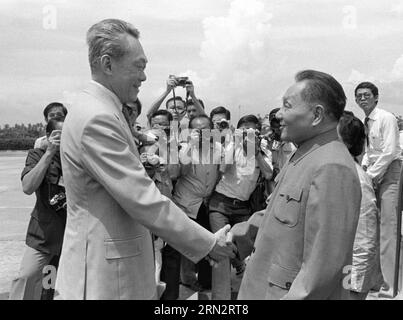 (150323) -- das Aktenfoto vom 12,1978. November zeigt Lee Kuan Yew (vorne, L), der den chinesischen Vize-Premier Deng Xiaoping (vorne, R) in Singapur begrüßt. Lee Kuan Yew, ehemaliger Premierminister von Singapur, starb am 23. März 2015 um 3:18 Uhr im Alter von 91 Jahren, laut einer Erklärung des Premierministeramtes (PMO). SINGAPORE-POLITICS-LEE KUAN YEW-FILE zhangxguiyu PUBLICATIONxNOTxINxCHN-Datei Foto aufgenommen AM 12. November 1978 zeigt Lee Kuan YEW Front l, wie er den chinesischen Vize-Premier Deng Xiao Ping Front r in Singapur begrüßt Lee Kuan Yew, ehemalige Premierminister von Singapur, starb MIT 3 18 AM M Stockfoto