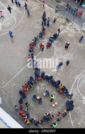(150323) -- BANSHENG, 23. März 2015 -- Kinder spielen Spiele mit Freiwilligen auf ihrem neuen Spielplatz in der Nongyong Primary School im Bansheng County, südchinesische autonome Region Guangxi Zhuang, 6. Januar 2015. Die Nongyong Primary School wurde 1964 erbaut. Es liegt im Bansheng County, einem ländlichen Gebiet mit Karsttopographie in Guangxi. Das erste Schulgebäude besteht aus 12 einstöckigen Häusern. In den 1990er Jahren wurden ein zweigeschossiges Lehrgebäude und ein rauer Schlafsaal errichtet. Es gibt etwa 250 Studenten aus allen 22 Dörfern von Nongyong. Jeden Montag müssen die meisten von ihnen auf dem Weg zum über Hügel laufen Stockfoto