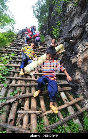 (150323) -- BANSHENG, 23. März 2015 -- Studenten gehen auf einer Bergstraße im Dorf Nongding im Kreis Bansheng, südchinesische autonome Region Guangxi Zhuang, 3. September 2012. Die Nongyong Primary School wurde 1964 erbaut. Es liegt im Bansheng County, einem ländlichen Gebiet mit Karsttopographie in Guangxi. Das erste Schulgebäude besteht aus 12 einstöckigen Häusern. In den 1990er Jahren wurden ein zweigeschossiges Lehrgebäude und ein rauer Schlafsaal errichtet. Es gibt etwa 250 Studenten aus allen 22 Dörfern von Nongyong. Jeden Montag müssen die meisten von ihnen auf dem Weg zur Schule über Hügel laufen. An Wochentagen ca. 30 Chi Stockfoto