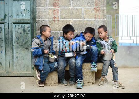 (150323) -- BANSHENG, 23. März 2015 -- Studenten genießen ihre nahrhaften Mahlzeiten in der Nongyong Primary School im Bansheng County, südchinesische autonome Region Guangxi Zhuang, 28. Januar 2015. Die Nongyong Primary School wurde 1964 erbaut. Es liegt im Bansheng County, einem ländlichen Gebiet mit Karsttopographie in Guangxi. Das erste Schulgebäude besteht aus 12 einstöckigen Häusern. In den 1990er Jahren wurden ein zweigeschossiges Lehrgebäude und ein rauer Schlafsaal errichtet. Es gibt etwa 250 Studenten aus allen 22 Dörfern von Nongyong. Jeden Montag müssen die meisten von ihnen auf dem Weg zur Schule über Hügel laufen. An Wochentagen Stockfoto