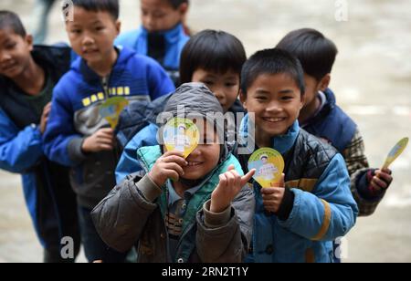 (150323) -- BANSHENG, 23. März 2015 -- Schüler überprüfen die Sehkraft an der Nongyong Primary School im Bansheng County, südchinesische autonome Region Guangxi Zhuang, 6. Januar 2015. Die Nongyong Primary School wurde 1964 erbaut. Es liegt im Bansheng County, einem ländlichen Gebiet mit Karsttopographie in Guangxi. Das erste Schulgebäude besteht aus 12 einstöckigen Häusern. In den 1990er Jahren wurden ein zweigeschossiges Lehrgebäude und ein rauer Schlafsaal errichtet. Es gibt etwa 250 Studenten aus allen 22 Dörfern von Nongyong. Jeden Montag müssen die meisten von ihnen auf dem Weg zur Schule über Hügel laufen. An Wochentagen ca. 30 Kinder Stockfoto