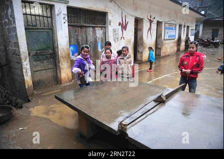 (150323) -- BANSHENG, 23. März 2015 -- Schüler spielen Tischtennis vor ihrem Schlafsaal in der Nongyong Primary School im Bansheng County, südchinesische autonome Region Guangxi Zhuang, 26. Dezember 2012. Die Nongyong Primary School wurde 1964 erbaut. Es liegt im Bansheng County, einem ländlichen Gebiet mit Karsttopographie in Guangxi. Das erste Schulgebäude besteht aus 12 einstöckigen Häusern. In den 1990er Jahren wurden ein zweigeschossiges Lehrgebäude und ein rauer Schlafsaal errichtet. Es gibt etwa 250 Studenten aus allen 22 Dörfern von Nongyong. Jeden Montag müssen die meisten von ihnen auf dem Weg zum Scho über Hügel laufen Stockfoto