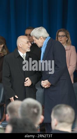 (150323) -- WASHINGTON D.C., 23. März 2015 -- der afghanische Präsident Ashraf Ghani (L) und der US-Außenminister John Kerry nahmen an einer Veranstaltung Teil, um Mitgliedern des Militärdienstes und Veteranen zu danken, die in Afghanistan, im Pentagon, Washington D.C., den Vereinigten Staaten, am 23. März, gedient haben. 2015. ) USA-WASHINGTON D.C.-AFGHANISCHER PRÄSIDENT-BESUCH PatsyxLynch PUBLICATIONxNOTxINxCHN Washington D C 23. März 2015 afghanischer Präsident Ashraf Ghani l und US-Außenminister John Kerry bedanken sich bei der Veranstaltung bei den Mitgliedern des Dienstes und Veteranen, die in Afghanistan im Pentagon Washington D C gedient haben den Vereinigten Staaten 23. März 2015 U S Stockfoto