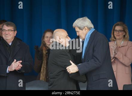 (150323) -- WASHINGTON D.C., 23. März 2015 -- US-Verteidigungsministerin Ashton Carter (L), afghanischer Präsident Ashraf Ghani (C) und US-Außenminister John Kerry nahmen an einer Veranstaltung Teil, um Mitgliedern des Militärdienstes und Veteranen zu danken, die in Afghanistan, im Pentagon, Washington D.C., den Vereinigten Staaten, gedient haben, 23. März, 2015. ) USA-WASHINGTON D.C.-AFGHANISCHER PRÄSIDENT-BESUCH PatsyxLynch PUBLICATIONxNOTxINxCHN Washington D C 23. März 2015 US-Verteidigungsministerin Ashton Carter l afghanischer Präsident Ashraf Ghani C und US-Außenminister John Kerry bedanken sich bei der Veranstaltung bei den Mitgliedern des Dienstes und Veteranen, die serv Stockfoto