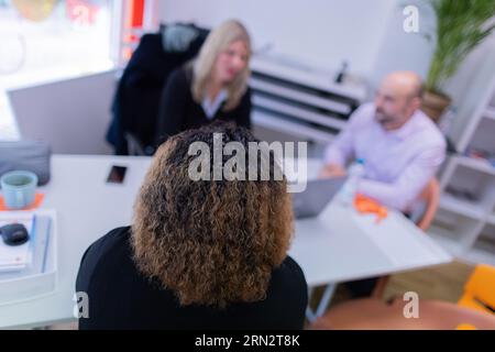 Köln, Deutschland. August 2023 31. Mitarbeiter helfen einem Besucher der „dieKümmerei“ im Chorweiler Bezirk. Die Fazilität soll den Zugang zu medizinischen und sozialen Diensten mit niedriger Schwelle ermöglichen und Versorgungsleistungen bündeln. Quelle: Rolf Vennenbernd/dpa-Pool/dpa/Alamy Live News Stockfoto