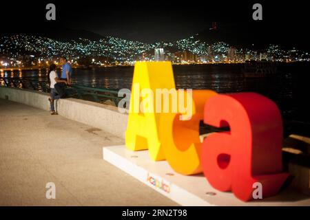 (150324) -- ACAPULCO, 24. März 2015 -- Ein paar Vorträge in der Costera Miguel Aleman Avenue, in Acapulco City, Guerrero State, Mexiko, am 23. März, 2015. der Tourismusmarkt 2015 fand von Marcha 23 bis 26 in Acapulco statt, an dem touristische Veranstalter aus Mexiko und anderen 50 Ländern und Regionen teilnahmen. Pedro Mera (azp) MEXIKO-ACAPULCO-INDUSTRIE-TOURISMUS e PedroxMera PUBLICATIONxNOTxINxCHN Acapulco, Mexiko 24. März 2015 ein PAAR Vorträge AUF der Costera Miguel Aleman Avenue 2015 in Acapulco, Mexiko-Stadt Guerrero Staat Mexiko AM 23. März 2015 der touristische Markt Was Held in Acapulco, Mexiko Stockfoto