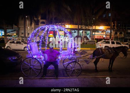 (150324) -- ACAPULCO, 24. März 2015 -- Ein Mann ruht am 23. März in einem Wagen namens Calandria an der Costera Miguel Aleman Avenue in Acapulco City, Guerrero State, Mexiko, 2015. der Tourismusmarkt 2015 fand von Marcha 23 bis 26 in Acapulco statt, an dem touristische Veranstalter aus Mexiko und anderen 50 Ländern und Regionen teilnahmen. Pedro Mera (azp) MEXIKO-ACAPULCO-INDUSTRIE-TOURISMUS e PedroxMera PUBLICATIONxNOTxINxCHN Acapulco, Mexiko 24. März 2015 ein Mann ruht AM 2. März in einem als Calandria bekannten Chariot AN der Costera Miguel Aleman Avenue in Acapulco, Mexiko-Stadt Guerrero, Mexiko Stockfoto