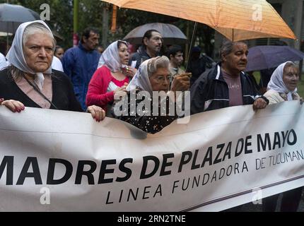 (150325) -- TUCUMAN, Mitglieder der Gründerorganisation Madres de Plaza de Mayo, nehmen an einem märz Teil, der anlässlich des 39. Jahrestages des Putsches von 1976 in San Miguel de Tucuman, Provinz Tucuman, Argentinien, am 24. März 2015 abgehalten wird. Der ehemalige argentinische Militärherrscher Jorge Rafael Videla, der beim Staatsstreich von 1976 die Macht übernahm und bis 1981 regierte, folterte und ermordete linke Aktivisten in geheimen Gefangenenlagern. 2010 wurde er wegen Verbrechen gegen die Menschlichkeit zu lebenslanger Haftstrafe inhaftiert und starb 2013 im Gefängnis. Julio Pantoja/TELAM) (djj) ARGENTINA-TUCUMAN-CO Stockfoto