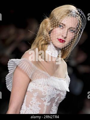 (150325) -- TORONTO, Ein Modell präsentiert eine Kreation der Narces Herbst 2015 Kollektion während der World MasterCard Toronto Fashion Week Herbst 2015 auf dem David Pecaut Square in Toronto, Kanada, 24. März 2015. ) (Djj) CANADA-TORONTO-FASHION WEEK-NARCES ZouxZheng PUBLICATIONxNOTxINxCHN Toronto A Model präsentiert eine Kollektion von Case 2015 während der World MasterCard Toronto Fashion Week Case 2015 AUF DEM David Square in Toronto Kanada 24. März 2015 Canada Toronto Fashion Week PUBLICATIONxNOTxINxCHN Stockfoto