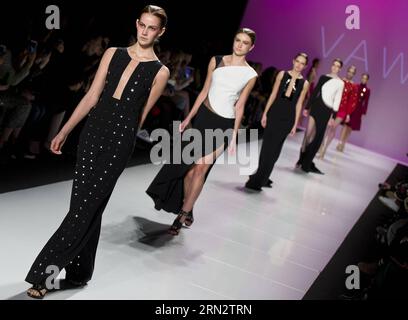 (150325) -- TORONTO, Models präsentieren Kreationen der Vawk Herbst 2015 Kollektion während der World MasterCard Toronto Fashion Week Herbst 2015 auf dem David Pecaut Square in Toronto, Kanada, 24. März 2015. ) (Djj) CANADA-TORONTO-FASHION WEEK-VAWK ZouxZheng PUBLICATIONxNOTxINxCHN Toronto Models präsentieren Creations of Case 2015 Kollektion während der World MasterCard Toronto Fashion Week Case 2015 AUF DEM David Square in Toronto Kanada 24. März 2015 Canada Toronto Fashion Week PUBLICATIONxNOTxINxCHN Stockfoto