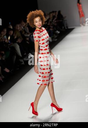 (150325) -- TORONTO, Ein Modell präsentiert eine Kreation der Narces Herbst 2015 Kollektion während der World MasterCard Toronto Fashion Week Herbst 2015 auf dem David Pecaut Square in Toronto, Kanada, 24. März 2015. ) (Djj) CANADA-TORONTO-FASHION WEEK-NARCES ZouxZheng PUBLICATIONxNOTxINxCHN Toronto A Model präsentiert eine Kollektion von Case 2015 während der World MasterCard Toronto Fashion Week Case 2015 AUF DEM David Square in Toronto Kanada 24. März 2015 Canada Toronto Fashion Week PUBLICATIONxNOTxINxCHN Stockfoto