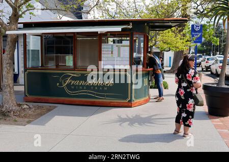 Touristen, die Tickets für die Franschhoek Wine Tram, Cape Winelands, Südafrika kaufen. Stockfoto