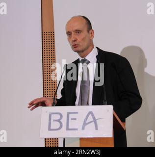 (150325) -- PARIS, 25. März 2015 -- Remi Jouty, Generaldirektor des französischen Bureau of Enquiry and Analysis for Civil Aviation Safety (BEA), spricht auf einer Pressekonferenz in Paris, Frankreich, am 25. März 2015. Der französischen Flugsicherheitsorganisation ist es gelungen, nützliche Daten aus der beschädigten Black Box zu extrahieren, die vom abgestürzten Germanwings Airbus A320 abgerufen wurde, der am Dienstag abstürzte, sagte ein hochrangiger Beamter am Mittwoch. ) FRANKREICH-PARIS-AIRBUS A320 CRASH-BLACK-BOX-NÜTZLICHE DATEN ZhangxXuefei PUBLICATIONxNOTxINxCHN Paris März 25 2015 Remi Generaldirektor des französischen Bureau of Investigation and Analysis for Stockfoto