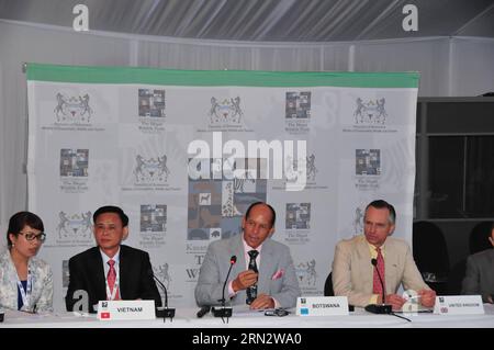 (150325) -- KASANE, 25. März 2015 -- Tshekedi Khama (2nd, R) und der britische Umweltminister Lord de Mauley (1st, R) nahmen an der Pressekonferenz nach der Kasane-Konferenz über den illegalen Handel mit Wildtieren in Botswanas nördlicher Stadt Kasane am 25. März 2015 Teil. Die Delegierten, die an einer Konferenz über den illegalen Handel mit wildlebenden Tieren und Pflanzen in Botsuana teilnahmen, haben sich darauf geeinigt, die Maßnahmen zur Bekämpfung des illegalen Handels mit Wildtierprodukten und zum Schutz von Elefanten, Nashörnern und anderen gefährdeten Arten zu verstärken.) BOTSWANA-KASANE-KONFERENZ-TIERSCHUTZ LyuxTianran PUBLICATIONxNOTxI Stockfoto