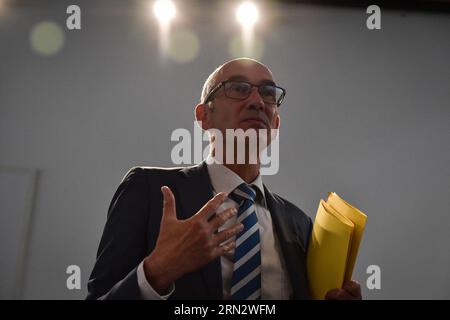 Gennevilliers, Frankreich. August 2023 31. Gennevilliers Bürgermeister Patrice Leclerc (C) spricht im Raum Saâd-Abssi während eines Besuchs in Gennevilliers am Stadtrand von Paris, um die Stadterneuerung des Agnettes-Viertels am 31. August 2023 zu feiern. Foto von Firas Abdullah/ABACAPRESS.COM Credit: Abaca Press/Alamy Live News Stockfoto