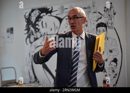 Gennevilliers, Frankreich. August 2023 31. Gennevilliers Bürgermeister Patrice Leclerc (C) spricht im Raum Saâd-Abssi während eines Besuchs in Gennevilliers am Stadtrand von Paris, um die Stadterneuerung des Agnettes-Viertels am 31. August 2023 zu feiern. Foto von Firas Abdullah/ABACAPRESS.COM Credit: Abaca Press/Alamy Live News Stockfoto