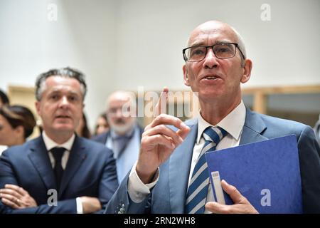 Gennevilliers, Frankreich. August 2023 31. Gennevilliers Bürgermeister Patrice Leclerc (R) spricht bei einem Besuch in Gennevilliers am Stadtrand von Paris in der Schulgruppe Joliot-Curie, um die Stadterneuerung des Agnettes-Viertels am 31. August 2023 zu feiern. Foto von Firas Abdullah/ABACAPRESS.COM Credit: Abaca Press/Alamy Live News Stockfoto