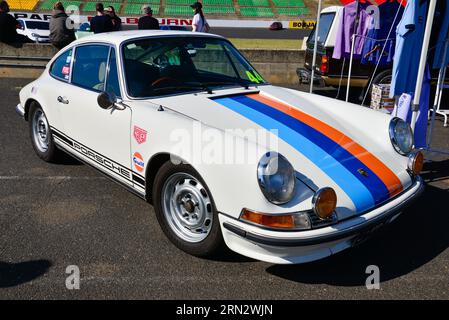 Klassischer Vintage Porsche 911F White Car mit Racing Stripes On Show Sunny Day Racetrack Auto Show Shine Melbourne Victoria Australia Stockfoto