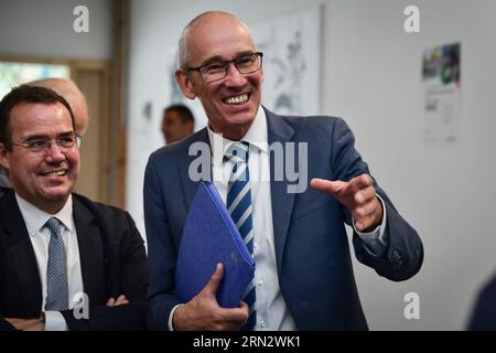 Gennevilliers, Frankreich. August 2023 31. Gennevilliers Bürgermeister Patrice Leclerc (C) spricht im Raum Saâd-Abssi während eines Besuchs in Gennevilliers am Stadtrand von Paris, um die Stadterneuerung des Agnettes-Viertels am 31. August 2023 zu feiern. Foto von Firas Abdullah/ABACAPRESS.COM Credit: Abaca Press/Alamy Live News Stockfoto