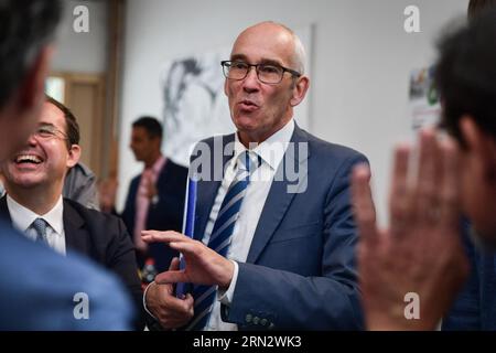 Gennevilliers, Frankreich. August 2023 31. Gennevilliers Bürgermeister Patrice Leclerc (C) spricht im Raum Saâd-Abssi während eines Besuchs in Gennevilliers am Stadtrand von Paris, um die Stadterneuerung des Agnettes-Viertels am 31. August 2023 zu feiern. Foto von Firas Abdullah/ABACAPRESS.COM Credit: Abaca Press/Alamy Live News Stockfoto