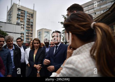 Gennevilliers, Frankreich. August 2023 31. Der französische Minister für ökologischen Wandel und territorialen Zusammenhalt Christophe Bechu (C) spricht während eines Besuchs in Gennevilliers am Stadtrand von Paris, um die Stadterneuerung des Agnettes-Viertels am 31. August 2023 zu feiern. Foto von Firas Abdullah/ABACAPRESS.COM Credit: Abaca Press/Alamy Live News Stockfoto