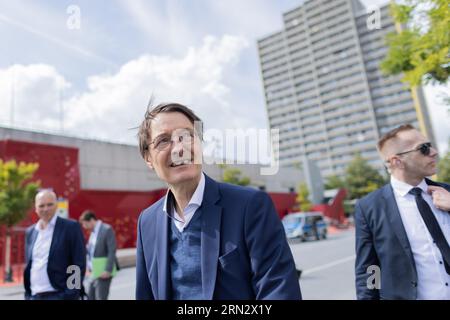 Köln, Deutschland. August 2023 31. Karl Lauterbach (SPD), Bundesgesundheitsminister, macht bei seinem Besuch in der „dieKümmerei“ einen Rundgang durch den Chorweiler Bezirk. Die Fazilität soll den Zugang zu medizinischen und sozialen Diensten in niedriger Schwelle ermöglichen und das Versorgungsangebot bündeln. Quelle: Rolf Vennenbernd/dpa-Pool/dpa/Alamy Live News Stockfoto