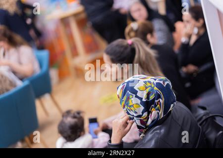 Köln, Deutschland. August 2023 31. Besucher der 'dieKümmerei' im Chorweiler-Bezirk unterhalten sich. Die Fazilität soll den Zugang zu medizinischen und sozialen Diensten in niedriger Schwelle ermöglichen und Versorgungsangebote bündeln. Quelle: Rolf Vennenbernd/dpa-Pool/dpa/Alamy Live News Stockfoto