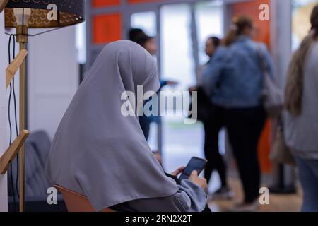 Köln, Deutschland. August 2023 31. Besucher der 'dieKümmerei' im Chorweiler-Bezirk unterhalten sich. Die Fazilität soll den Zugang zu medizinischen und sozialen Diensten in niedriger Schwelle ermöglichen und Versorgungsangebote bündeln. Quelle: Rolf Vennenbernd/dpa-Pool/dpa/Alamy Live News Stockfoto