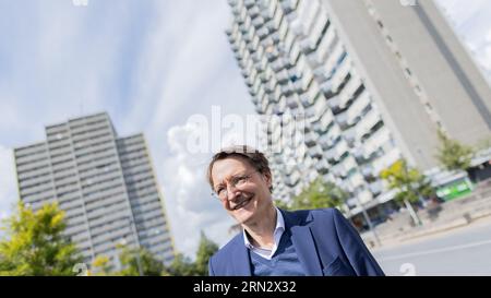 Köln, Deutschland. August 2023 31. Karl Lauterbach (SPD), Bundesgesundheitsminister, macht bei seinem Besuch in der „dieKümmerei“ einen Rundgang durch den Chorweiler Bezirk. Die Fazilität soll den Zugang zu medizinischen und sozialen Diensten in niedriger Schwelle ermöglichen und das Versorgungsangebot bündeln. Quelle: Rolf Vennenbernd/dpa-Pool/dpa/Alamy Live News Stockfoto