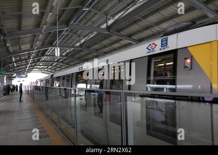 Bangkok. Juni 2023. Dieses Foto, das am 19. Juni 2023 aufgenommen wurde, zeigt die gelbe Linie in Bangkok, Thailand. Die von der chinesischen CRRC Puzhen Alstom Transportation Systems hergestellte und von thailändischen Behörden betriebene Einschienenbahn „Yellow Line“ nahm im Juli den kommerziellen Betrieb auf und erstreckte sich über 30,4 Kilometer, um den Norden und den Süden Bangkoks zu verbinden, während sie sich mit mehreren innerstädtischen Bahnlinien kreuzte. Quelle: Tim Santasombat/Xinhua/Alamy Live News Stockfoto