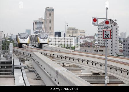 Bangkok. Juni 2023. Dieses Foto, das am 19. Juni 2023 aufgenommen wurde, zeigt die gelbe Linie in Bangkok, Thailand. Die von der chinesischen CRRC Puzhen Alstom Transportation Systems hergestellte und von thailändischen Behörden betriebene Einschienenbahn „Yellow Line“ nahm im Juli den kommerziellen Betrieb auf und erstreckte sich über 30,4 Kilometer, um den Norden und den Süden Bangkoks zu verbinden, während sie sich mit mehreren innerstädtischen Bahnlinien kreuzte. Quelle: Tim Santasombat/Xinhua/Alamy Live News Stockfoto