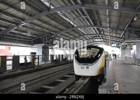 Bangkok. Juni 2023. Dieses Foto, das am 19. Juni 2023 aufgenommen wurde, zeigt die gelbe Linie in Bangkok, Thailand. Die von der chinesischen CRRC Puzhen Alstom Transportation Systems hergestellte und von thailändischen Behörden betriebene Einschienenbahn „Yellow Line“ nahm im Juli den kommerziellen Betrieb auf und erstreckte sich über 30,4 Kilometer, um den Norden und den Süden Bangkoks zu verbinden, während sie sich mit mehreren innerstädtischen Bahnlinien kreuzte. Quelle: Tim Santasombat/Xinhua/Alamy Live News Stockfoto
