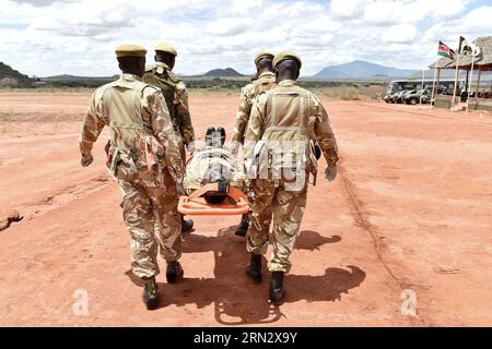 Kenya Wildlife Service Ranger demonstrieren erste-Hilfe-Fähigkeiten an der Kenya Wildlife Service Law Enforcement Academy im Tsavo West National Park am 27. März 2015. 42 Kenya Wildlife Service Ranger, die sich einem fortgeschrittenen erste-Hilfe-Training unterziehen, das zum ersten Mal in Ostafrika stattfindet, absolvierten am Freitag an der Kenya Wildlife Service Law Enforcement Academy im Tsavo West National Park. Die von der kanadischen Regierung unterstützte Ausbildung hat die KWS-Frontoffiziere mit den erforderlichen Fähigkeiten und der Reaktion aus erster Hand auf Traumata in Notfällen, wie Verletzungen durch Schussverletzungen im Feuer, ausgestattet Stockfoto