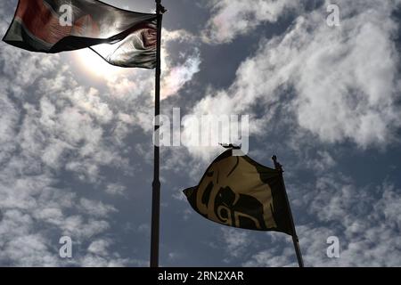Die kenianische Nationalflagge (L) und die Flagge des Kenya Wildlife Service werden am 27. März 2015 in der Kenya Wildlife Service Law Enforcement Academy im Tsavo West National Park gesehen. 42 Kenya Wildlife Service Ranger, die sich einem fortgeschrittenen erste-Hilfe-Training unterziehen, das zum ersten Mal in Ostafrika stattfindet, absolvierten am Freitag an der Kenya Wildlife Service Law Enforcement Academy im Tsavo West National Park. Die von der kanadischen Regierung unterstützte Ausbildung hat die KWS-Frontoffiziere mit den erforderlichen Fähigkeiten und der Reaktion aus erster Hand auf Traumata in Notfällen wie Verletzungen durch Kugeln ausgestattet Stockfoto
