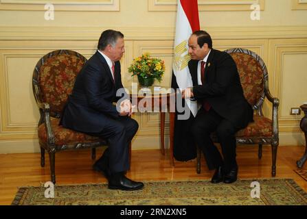 (150328) -- SHARM EL-SHEIKH, 28. März 2015 -- das Handout-Foto von Ägyptens staatlicher Nachrichtenagentur zeigt, wie der ägyptische Präsident Abdel-Fattah al-Sisi (R) sich mit König Abdullah II. Von Jordanien vor der Eröffnung des Gipfels der Arabischen Liga in Sharm El-Sheikh, Ägypten, am 28. März 2015 trifft. Der 26. Gipfel der Arabischen Liga wurde hier am Samstag eröffnet, wobei die derzeitige Krise im Jemen ganz oben auf der Tagesordnung steht. ) ÄGYPTEN-ARABISCHE LIGA-GIPFEL-OFFEN MENA PUBLICATIONxNOTxINxCHN Sharm El Sheikh März 28 2015 das Handout Foto der Ägyptischen Staatsnachrichtenagentur zeigt, wie der ägyptische Präsident Abdel Fattah Al Sisi r sich mit König Abdulla trifft Stockfoto