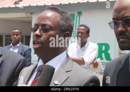 (150329) -- MOGADISHU, 29. März 2015 -- der somalische Informationsminister Mohamed Abdi Hayir (C) spricht während einer Pressekonferenz in Mogadishu, der Hauptstadt Somalias, am 28. März 2015. Mehr als 14 Menschen wurden während eines Al-Shabaab-Angriffs und einer Belagerung im Maka AlMukarama Hotel in der somalischen Hauptstadt Mogadishu am Freitag getötet, der mehr als 16 Stunden dauerte, sagte ein Regierungsbeamter am Samstag. ) SOMALIA-MOGADISCHU-ATTACK-AFTERMATH AbdirahmanxHussien PUBLICATIONxNOTxINxCHN MOGADISCHU März 29 2015 die somalischen Informationsminister Mohamed Abdi Hayir C sprechen während einer Pressekonferenz in Mogadischu, der Hauptstadt Somals Stockfoto