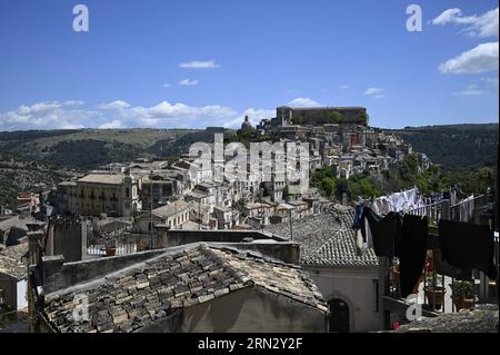 Landschaft mit Panoramablick auf Ragusa Ibla vom Aussichtspunkt Chiesa di Santa Maria delle in Sizilien, Italien. Stockfoto