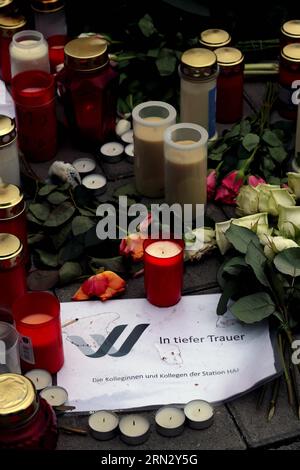 Blumen und Kerzen, die von Trauernden gelegt werden, sind am 28. März 2015 im Hauptquartier der Germanwings in Köln zu sehen. Ein Germanwings A320-Flug stürzte am Dienstag von Barcelona nach Düsseldorf in die südfranzösischen Alpen ab. Keiner der 144 Passagiere und sechs Besatzungsmitglieder an Bord sollte überleben. DEUTSCHLAND-DÜSSELDORF-FLUGZEUG CRASH-TRAUER LuoxHuanhuan PUBLICATIONxNOTxINxCHN Stockfoto