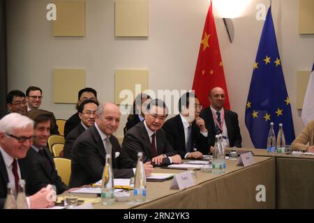 LAUSANNE, 29. März 2015 -- Außenminister Frank-Walter Steinmeier, französischer Außenminister Laurent Fabius, chinesischer Außenminister Wang Yi(C) nimmt am 29. März 2015 an der Plenarsitzung zum potenziellen nuklearen Rahmenabkommen des Iran in Lausanne (Schweiz) Teil. Die Außenminister der großen Weltmächte haben am Sonntagabend eine Plenarsitzung eingeleitet, um die Lücken im potenziellen nuklearen Rahmenabkommen des Iran weiter zu schließen. ) SCHWEIZ-LAUSANNE-IRAN NUKLEARGESPRÄCHE ZhangxMiao PUBLICATIONxNOTxINxCHN Lausanne März 29 2015 Außenminister der Bundesrepublik Deutschland Frank Walter Stein Meier Foreign Minist Stockfoto