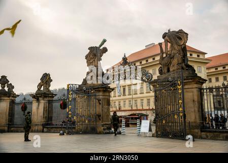 Prager Burgtor Wrestling Titans monumentale Skulpturen, Tschechische Republik. Stockfoto