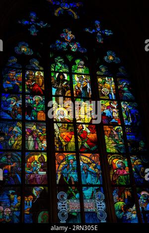 Meisterwerk Buntglasfenster von Alphonse Mucha in St. Vitusdom in Prag, Tschechische Republik. Stockfoto