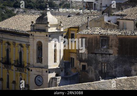 Malerischer Blick auf den Palazzo Distefano Sortino Trono im Rokoko-Stil, ein historisches Wahrzeichen in der Nachbarschaft von Piano dei Signori, Ragusa Ibla in Sizilien. Stockfoto