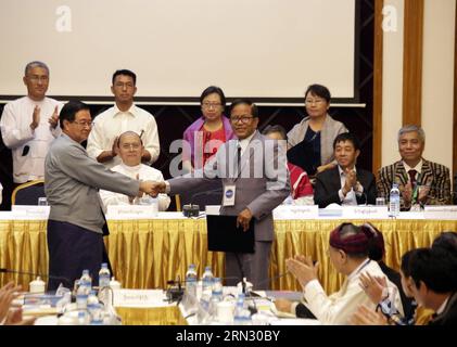 (150331) --YANGON, 31. März 2015 -- Min (L), stellvertretender Vorsitzender des Gewerkschaftsarbeitsausschusses für Friedensschaffung der Regierung Myanmars (UPWC), gibt U Naing Han Tha (R), dem Führer des Nationalen Koordinierungsstabs für Waffenruhe der ethnischen bewaffneten Gruppen (NCCT), die Hand. nach dem Austausch einer Vereinbarung während einer Unterzeichnungszeremonie des Entwurfs des landesweiten Waffenstillstandsabkommens (NCA) im Myanmar Peace Center in Yangon, Myanmar, am 31. März 2015. Die Friedensunterhändler der Regierung Myanmars und ethnischer bewaffneter Gruppen gaben hier am Dienstag eine gemeinsame Erklärung ab, in der sie sagten, dass das endgültige landesweite Waffenstillstandsabkommen (NCA) unterstellt sein wird Stockfoto