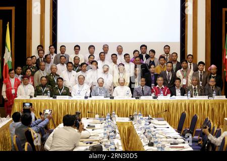 (150331) -- YANGON, 31. März 2015 -- Myanmar Präsident U Thein sein (C Front), Mitglieder des Arbeitsausschusses der Union für friedensschaffende Arbeit (UPWC) der Regierung Myanmars und des Nationalen Teams für die Koordinierung der Waffenruhe (NCCT) der ethnischen bewaffneten Gruppen posieren für ein Gruppenfoto während einer Zeremonie zur Unterzeichnung des Entwurfs des landesweiten Waffenstillstandsabkommens zwischen Mitgliedern des UPWC der Regierung Myanmars und den ethnischen bewaffneten Gruppen NCCT im Myanmar Peace Center in Yangon, Myanmar, 31. März 2015. Die Friedensunterhändler der Regierung Myanmars und ethnischer bewaffneter Gruppen gaben hier am Dienstag eine gemeinsame Erklärung ab, in der sie die endgültige NCA sagten Stockfoto