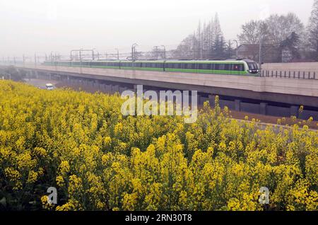 (150401) - NANJING, 1. April 2015 -- Ein U-Bahn-Zug der U-Bahn-Linie 3 fährt zum Bahnhof Linchang in Nanjing, Hauptstadt der ostchinesischen Provinz Jiangsu, 1. April 2015. Die 44 87 Kilometer lange U-Bahn-Linie 3 in Nanjing wurde am Mittwoch in Betrieb genommen, sodass die Gesamtlänge der U-Bahn der Stadt 225 Kilometer beträgt, die viertlängste in China. ) (lfj) CHINA-JIANGSU-NANJING-U-BAHN (CN) YanxMinhang PUBLICATIONxNOTxINxCHN Nanjing 1. April 2015 eine U-Bahn der U-Bahn-Linie 3 fährt in die Station in Nanjing Hauptstadt der ostchinesischen Provinz S Jiangsu am 1. April 2015 die 44 87 Ki Stockfoto